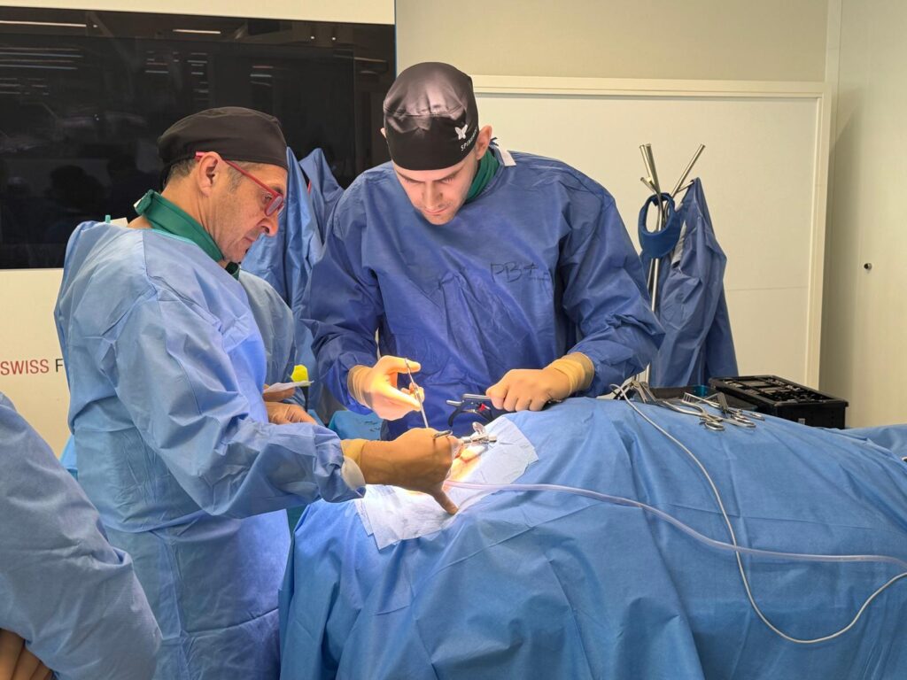 Éxito rotundo en el curso internacional "Advanced Techniques in Cervical Spine Surgery" en Ginebra whatsapp image 2026 03 31 at 13.5w2.03